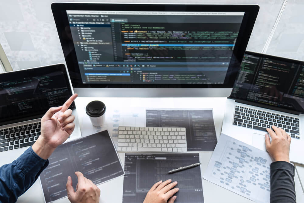 Equipe analisando sistemas de tecnologia